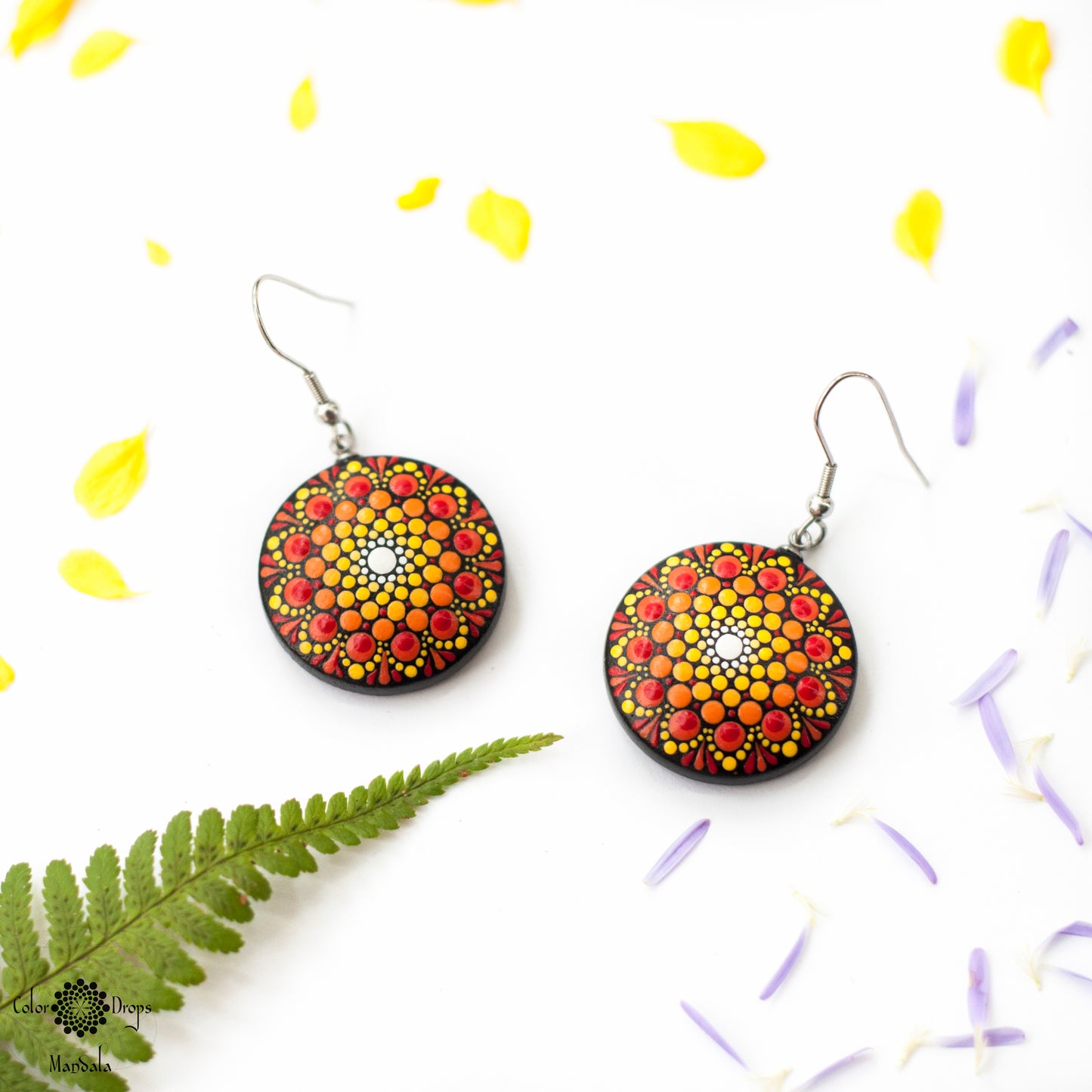 Cercei Mandala ușori și confortabili, realizați din lemn și pictați manual cu culori acrilice pe bază de apă. Cerceii sunt lăcuiți cu două straturi de vernis mat, non-toxic, rezistent la apă. Tortițele cerceilor sunt din oțel chirurgical și nu interacționează cu pielea.